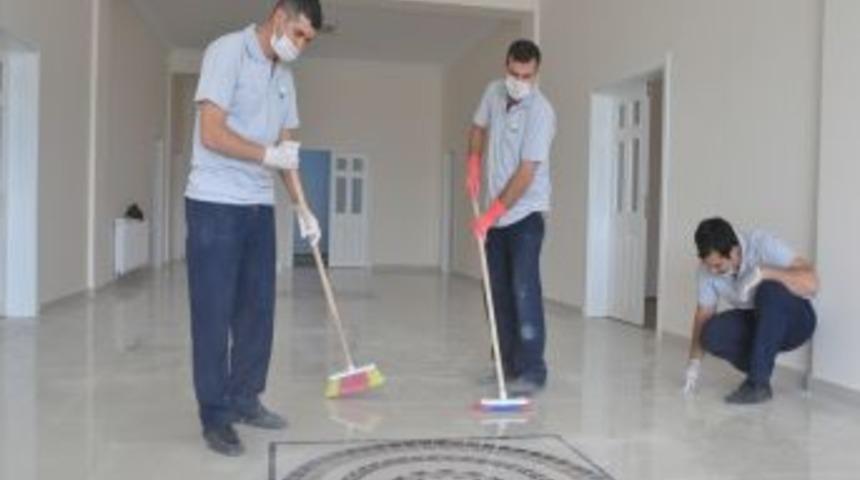 A&ccedil;ılışı Yapılacak Camiyi Belediye Ekipleri Temizliyor