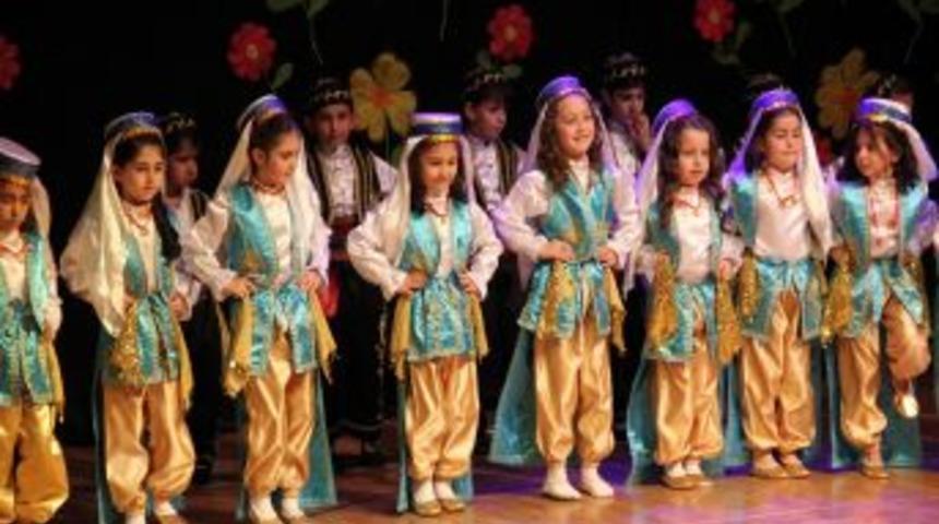 Minikler, Yıl Sonu G&ouml;sterisiyle Yeteneklerini Sergiledi