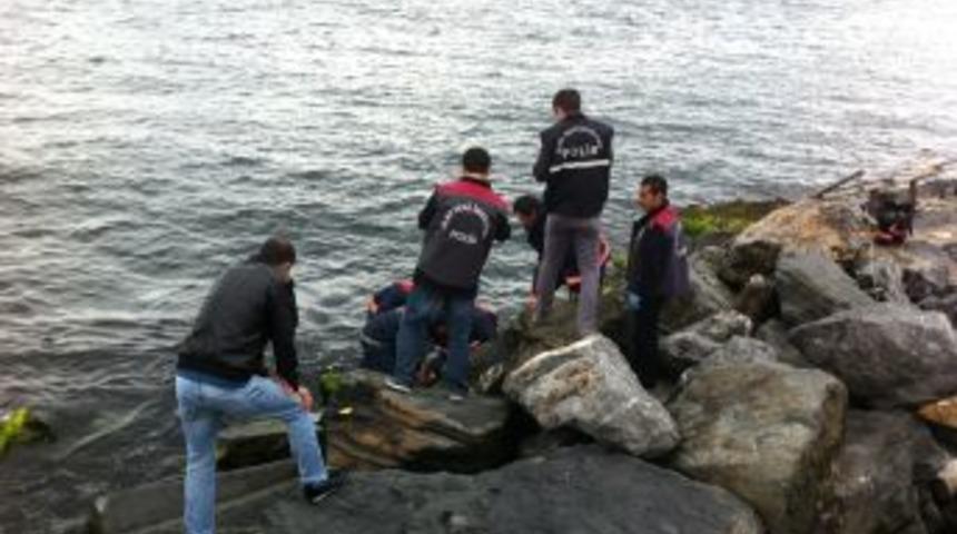 Samatya Sahilinden Erkek Cesedi &Ccedil;ıkarıldı