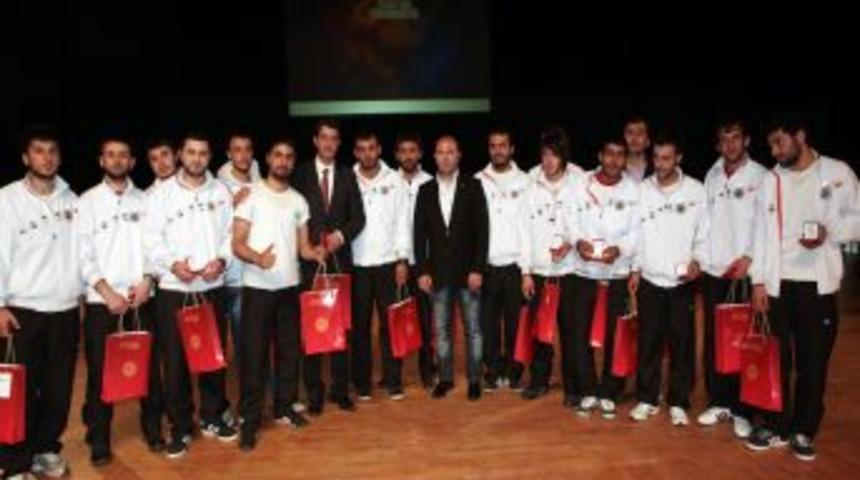 A&Uuml;, Buz Hokeyinde T&uuml;rkiye Şampiyonu Oldu