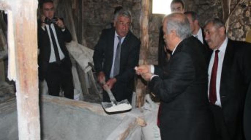 Vali Şent&uuml;rk, 150 Yıllık Su Değirmeninde Pişirilen &Ccedil;&ouml;rekten Tattı