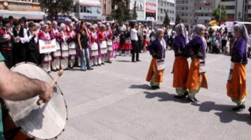 Lise &Ouml;ğrencileri, 19 Mayıs&rsquo;ı Halk Dansları G&ouml;sterisiyle Kutladı