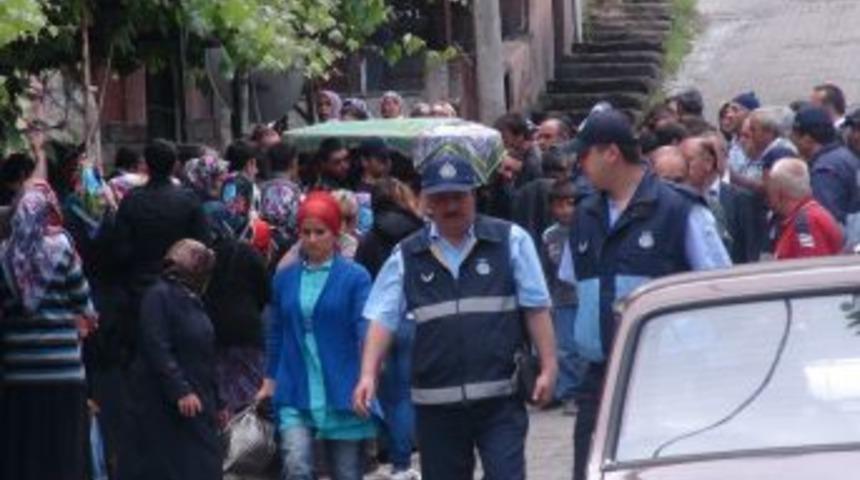 Teneff&uuml;ste &Ouml;ld&uuml;r&uuml;len Kız &Ouml;ğrencinin Cenazesi Toprağa Verildi