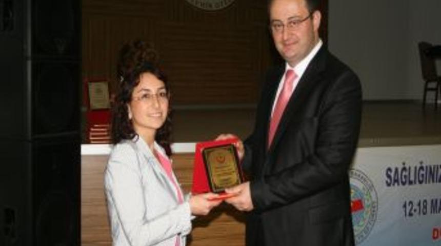 D&uuml;zce'de Yılın Ebesi Tuğba Yılmaz