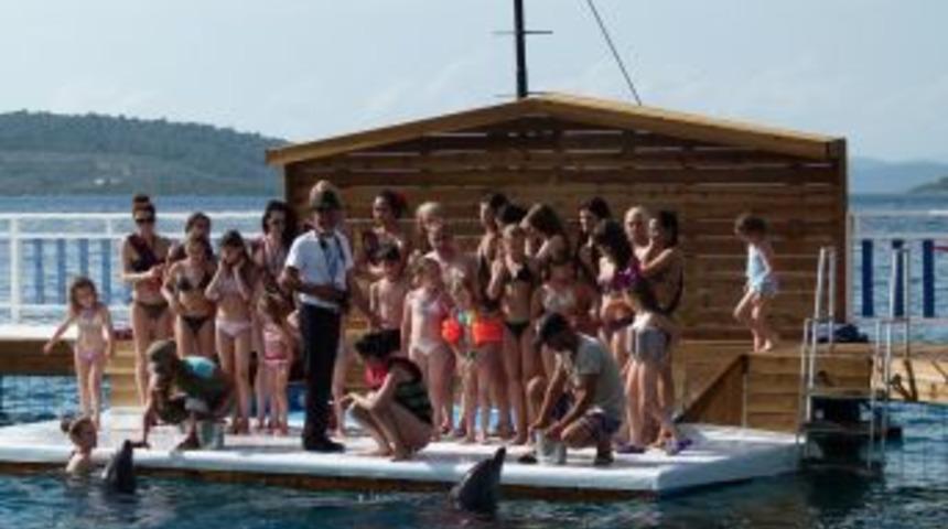 D&uuml;nya G&uuml;zelleri Yunuslarla Buluştu