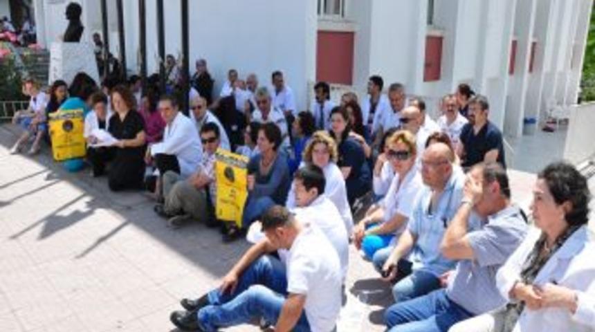 Sağlık &Ccedil;alışanlarından Oturma Eylemi