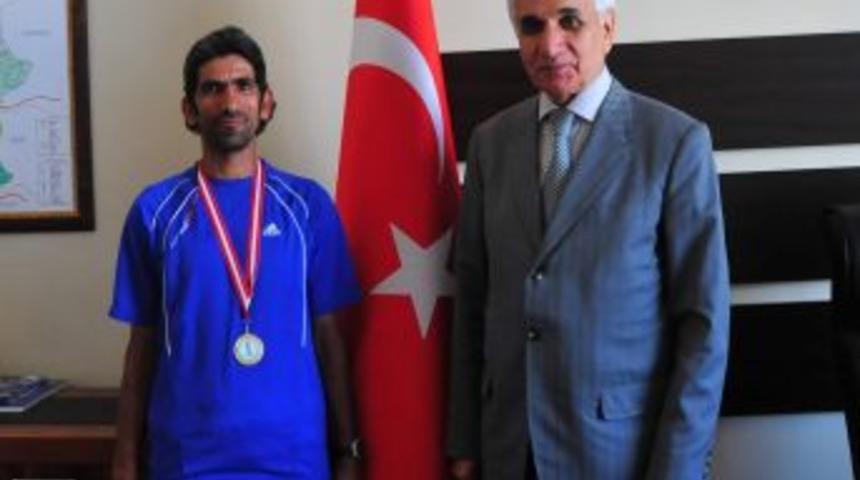 Başarılı Maratoncudan Vali Yardımcısı Ayhan'a Ziyaret