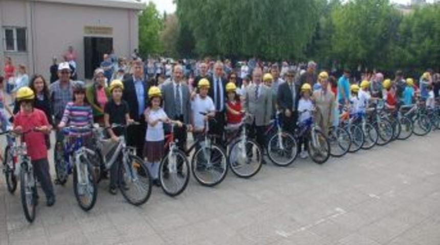 İzmit'te Bisiklet Dağıtımları Devam Ediyor