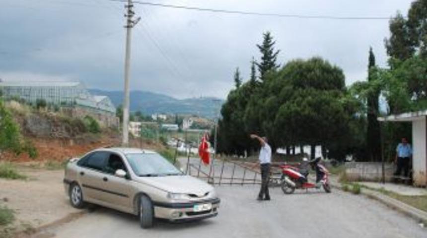 Asfalt Yolu "arazim" Diye Kapattı