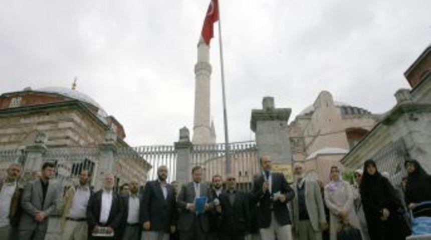 Ayasofya'da "ibadete A&ccedil;ılsın" A&ccedil;ıklaması
