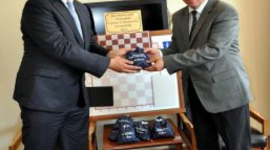 İlk&ouml;ğretim Okuluna Satran&ccedil; Takımı Hediye Edildi