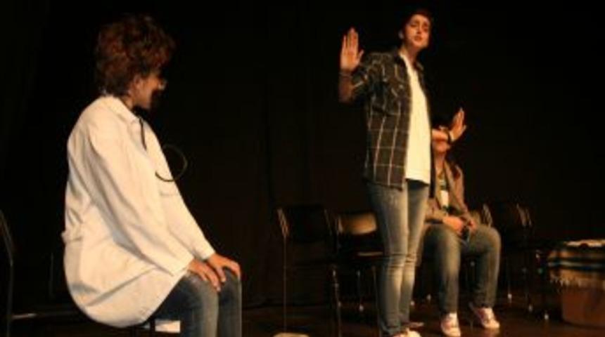 Ge&ccedil;lik Haftasında, &Ouml;ğrencilerden Tiyatro G&ouml;sterisi