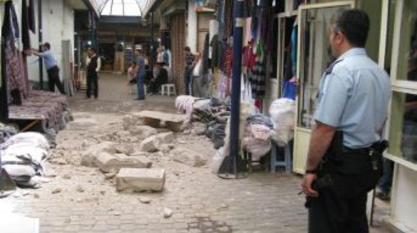 Tarihi Binanın Duvarı &Ccedil;arşının İ&ccedil;ine Devrildi