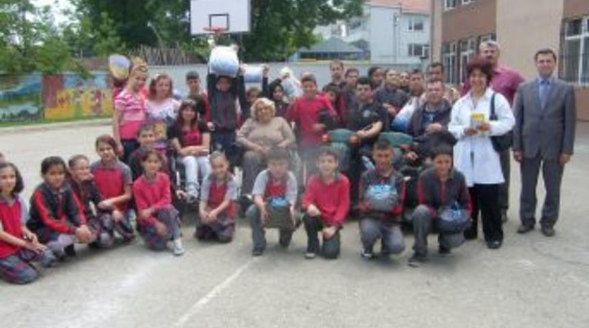 &Ouml;ğrenciler 10 Bin Mavi Kapak Topladı