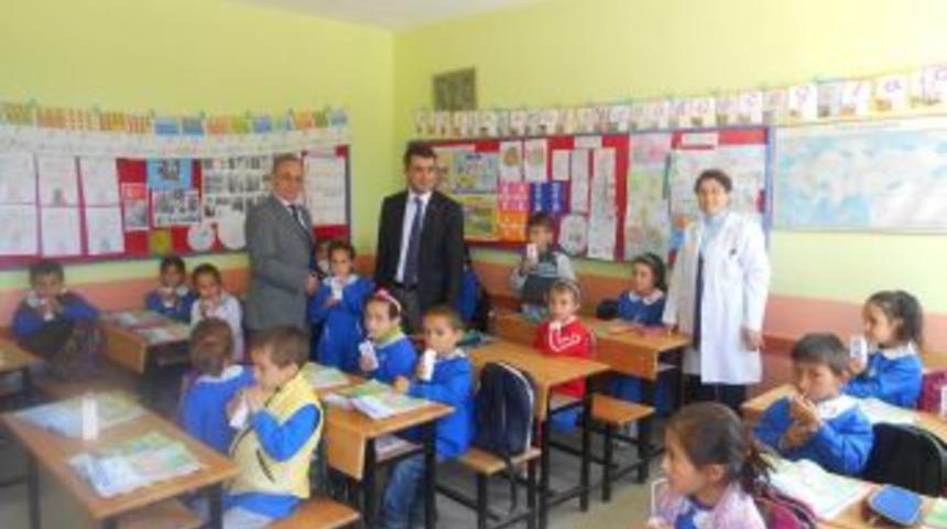 Pazarlar'da &Ouml;ğrencilere S&uuml;t Dağıtımına Başlandı