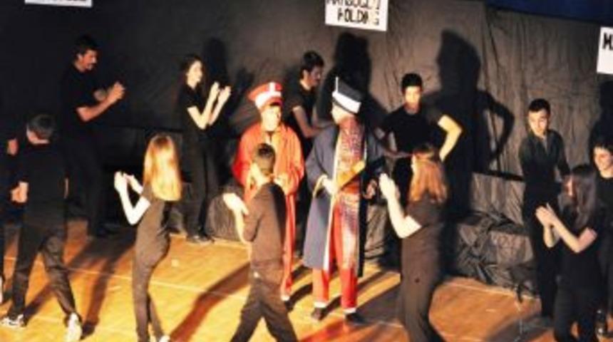 D&uuml;zce'de 19 Mayıs Etkinlikleri Tiyatro İle S&uuml;r&uuml;yor