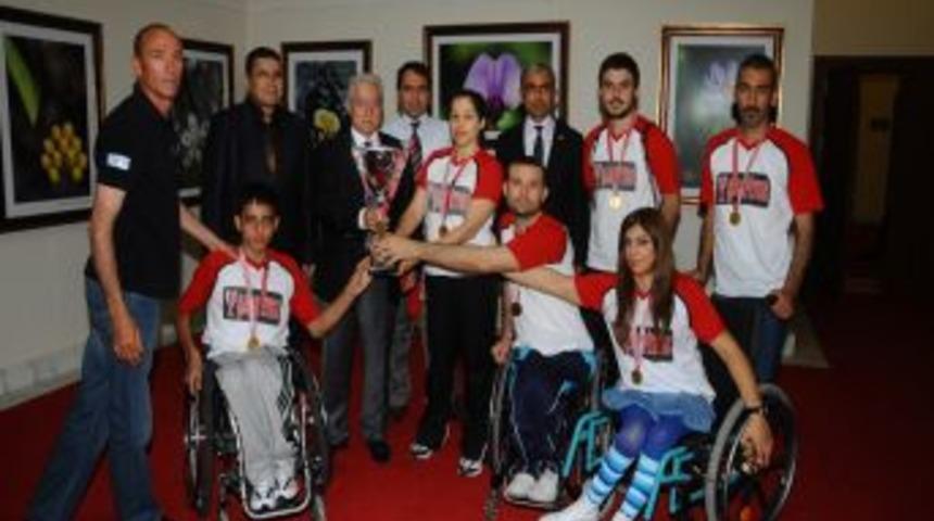 S&uuml;per Lig'e &Ccedil;ıkan Tekerlekli Sandalye Basketbol Takımı, Kupayı Başkana Getirdi