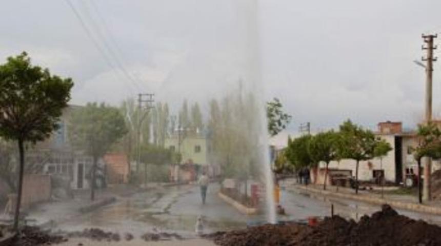 &Ccedil;iftlik İl&ccedil;e Merkezinde Su Borusu Patladı
