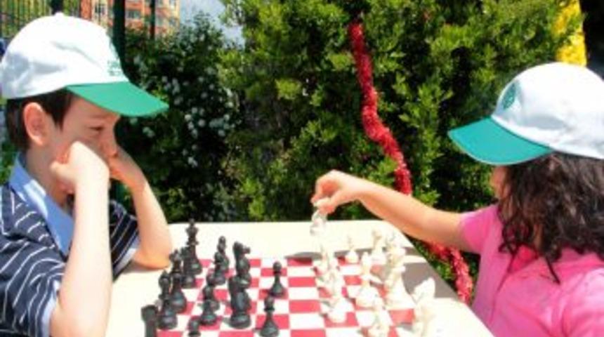 &Ccedil;ocukların Satran&ccedil;ta Tatlı Rekabeti