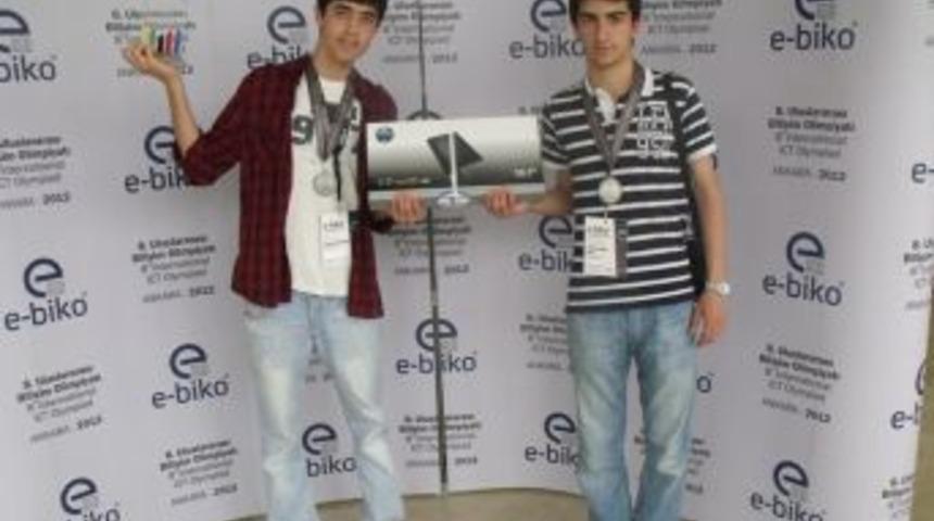 &Ouml;zel &Ouml;zcan Koleji &Ouml;ğrencileri E-BİKO'da D&uuml;nya Ikincisi Oldu