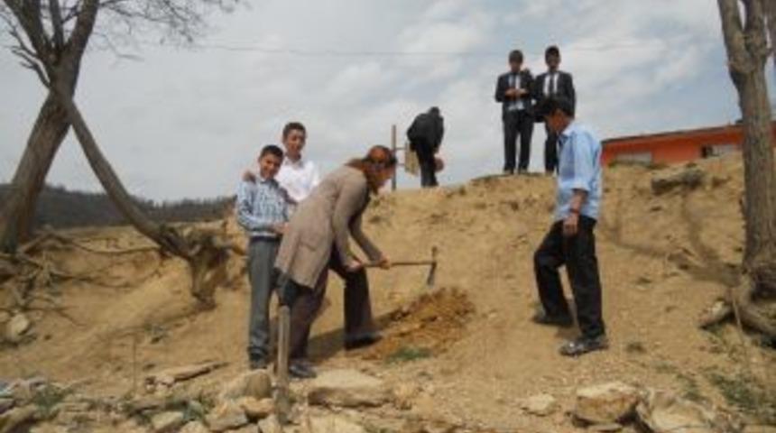 K&ouml;y İlk&ouml;ğretim Okulu Bah&ccedil;esine Hatıra Ormanı