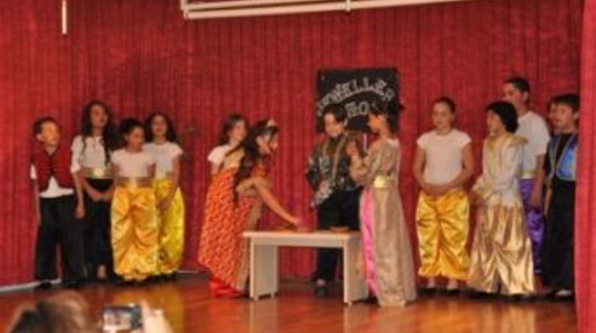 Başak Koleji &ouml;ğrencilerinden İngilizce oyun