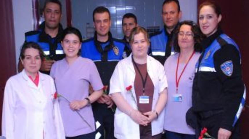 Polisten Hemşirelere Karanfil