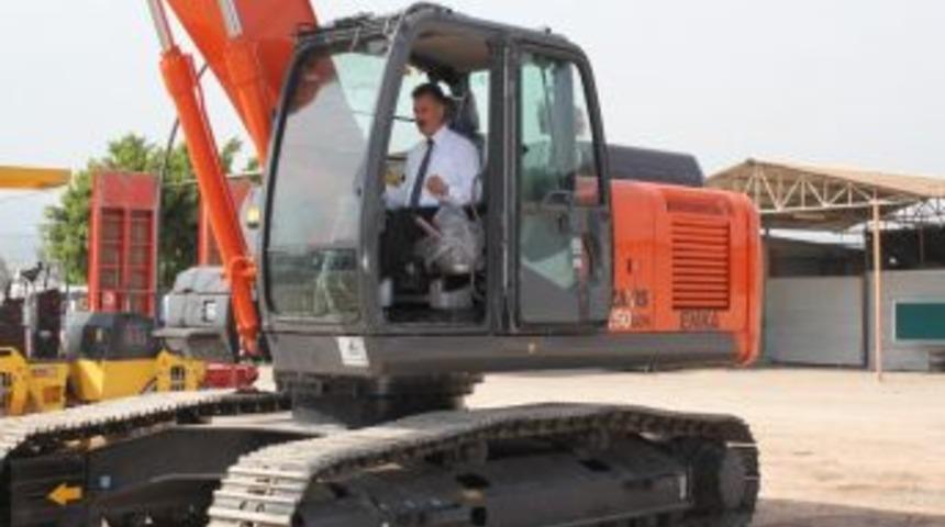 Toroslar, Ara&ccedil; Parkına Paletli Ekskavat&ouml;r&uuml; De Ekledi