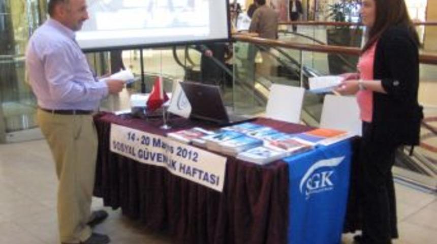 SGK, AVM'de Stant A&ccedil;tı, Vatandaşların Sorularına Cevap Verdi