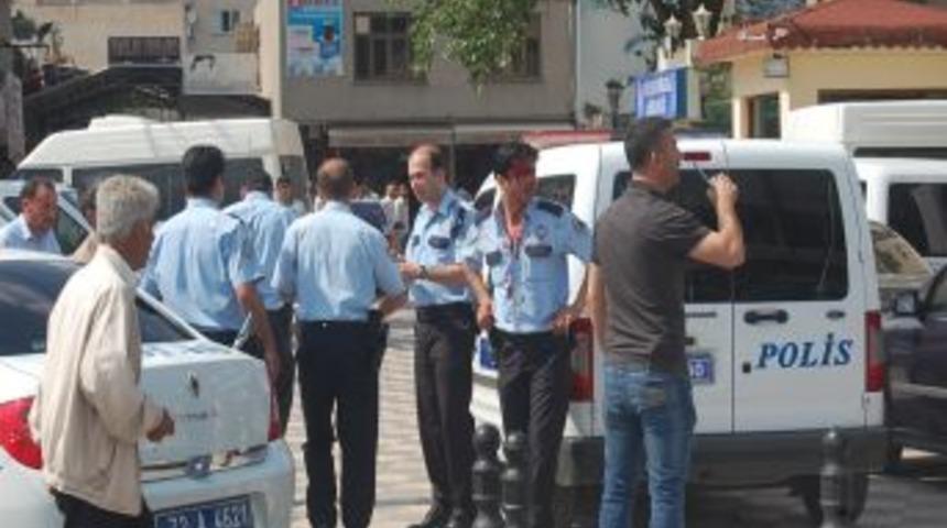 Ka&ccedil;ak Sigara Satışı Yapan Işportacılar Ile Polis Arasında Arbede: 2 Yaralı