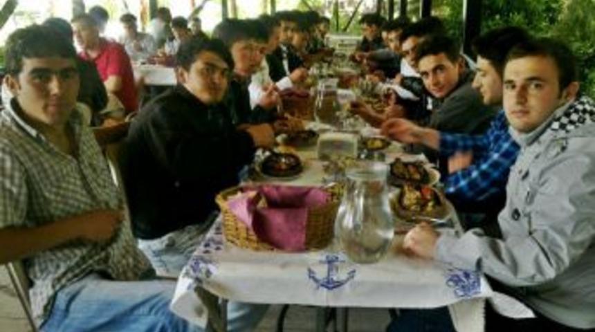 Asker Adaylarına, Başkan &Ccedil;avdar'dan Yemekli Uğurlama