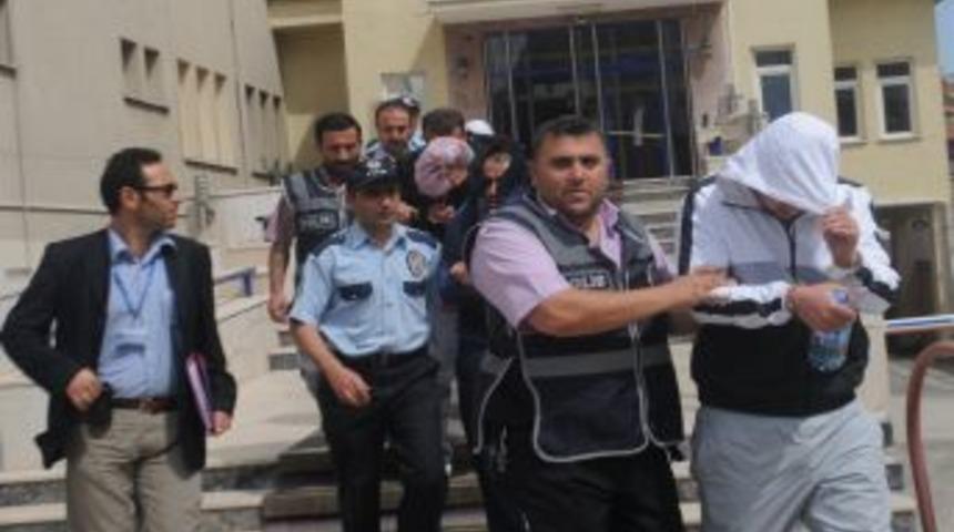 Fuhuş &Ccedil;etesine Operasyon: 3 Ilde 9 Adreste, 3'&uuml; Bayan 12 Kişi G&ouml;zaltına Alındı