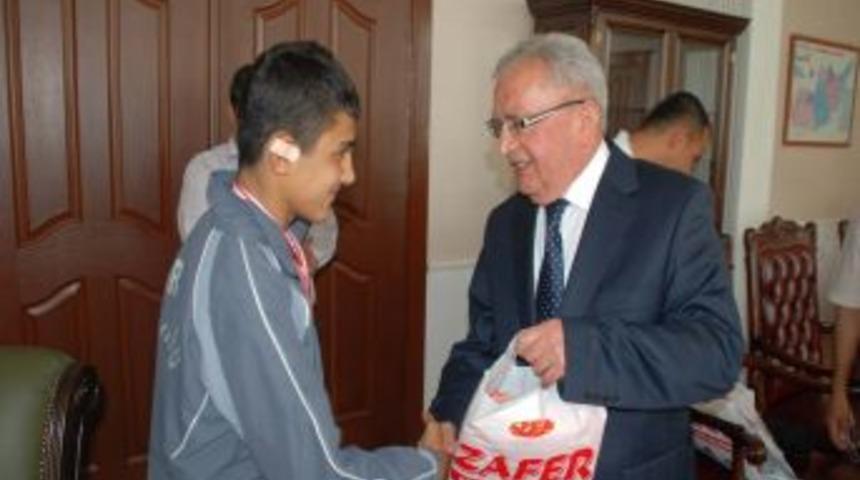 Vali Sodan Masa Tenisi B&ouml;lge Birincilerini &Ouml;d&uuml;llendirdi