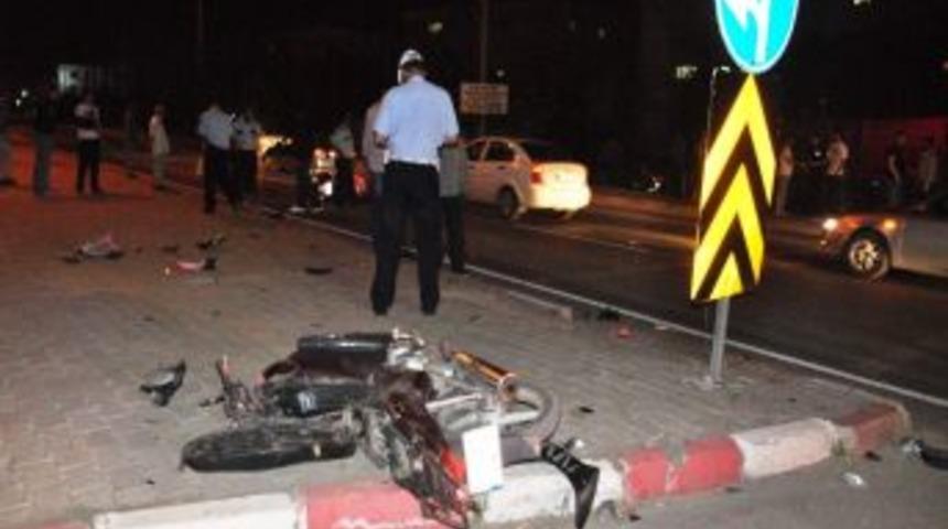 Turgutlu'da Motosikletler &Ccedil;arpıştı: 2 Yaralı