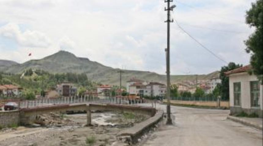 Elektrik Direği Tehlike Sa&ccedil;ıyor