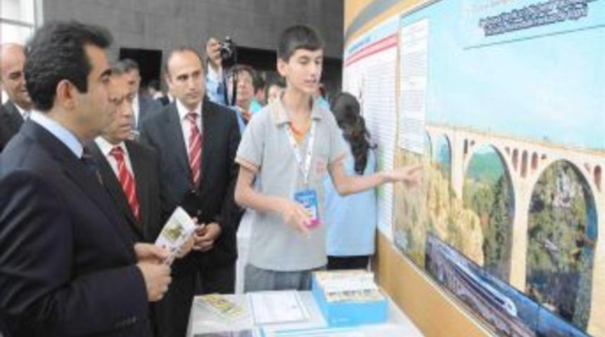 Proje Yarışmasında Dereceye Giren &Ouml;ğrenciler &Ouml;d&uuml;llendirildi