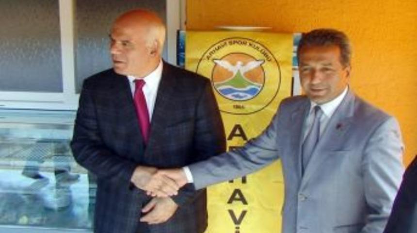 Hentbol Federasyonu Başkanı Bilal Ey&uuml;boğlu Arhavi&rsquo;ye Geldi