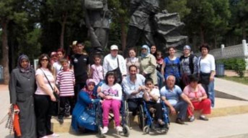 Burhaniye'de Zihinsel Engellilerin &Ccedil;anakkale Coşkusu