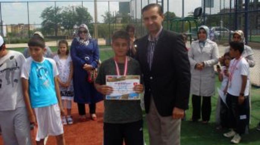 &Ccedil;ocukları Anneleri I&ccedil;in Tenis Ma&ccedil;ı Yaptı