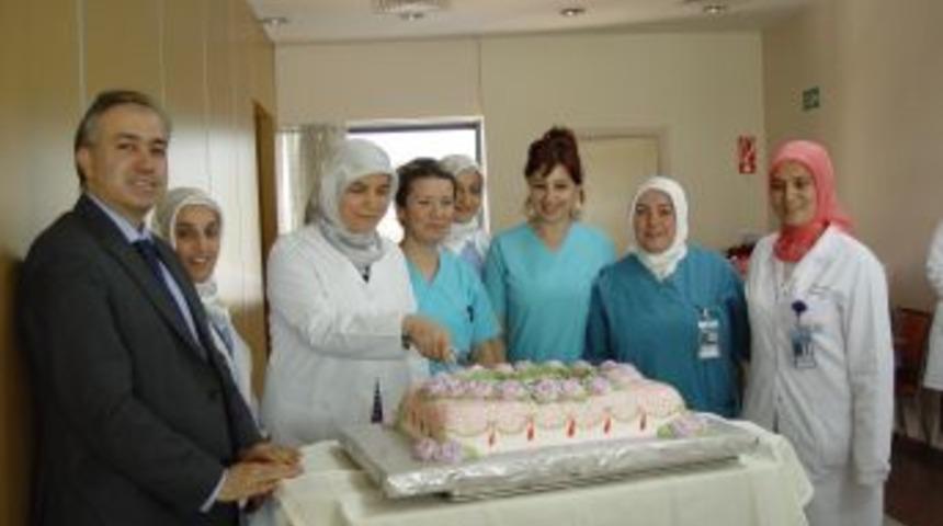 Şifa Hastanesi, 'Hemşirelik Haftası'nı Pasta Keserek Kutladı