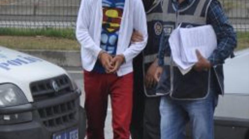 Hırsız, Çaldığı Silahla Polis Rolü Yaparken Kendini Ele Verdi