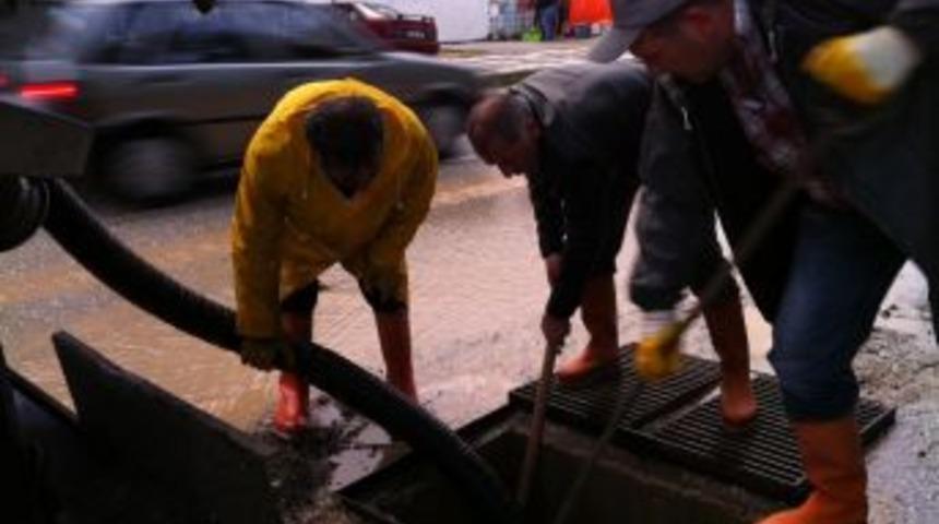 Boz&uuml;y&uuml;k'te Sağanak Yağmur Sonrası Belediye Ekipleri Seferber Oldu