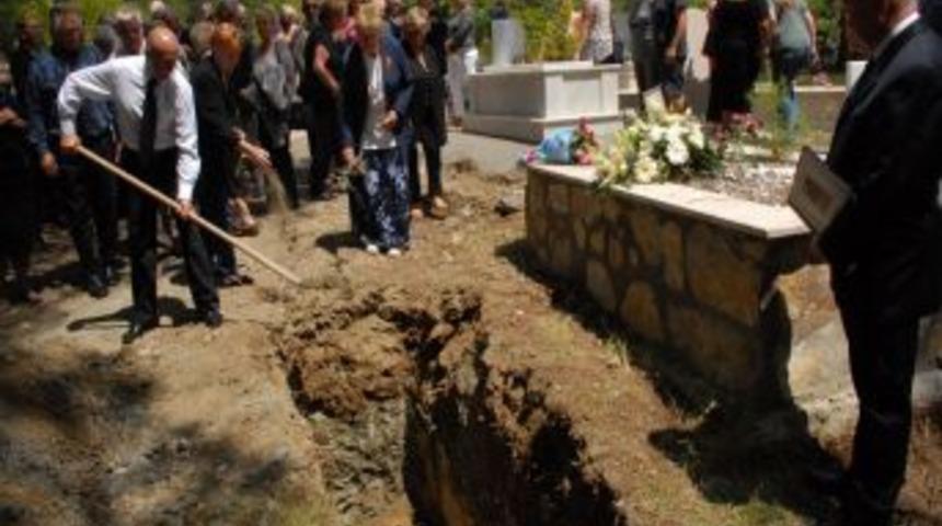 &Ouml;l&uuml;deniz Aşığı İngiliz Son Yolculuğuna Mızıka Eşliğinde Uğurlandı