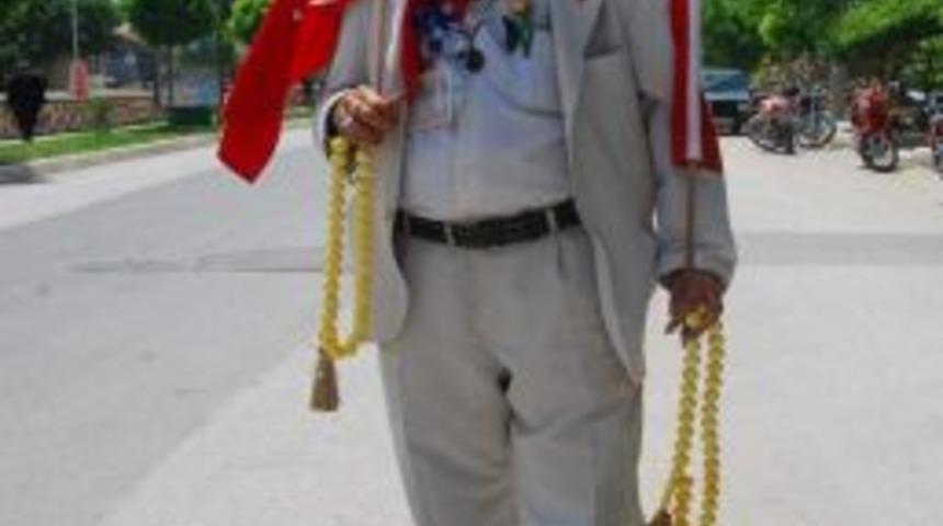 Bıyığı İle Para Kazanıyor