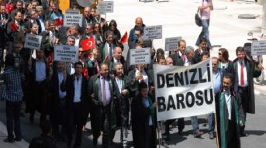 Denizli'de Avukatlar  Adalet İ&ccedil;in Y&uuml;r&uuml;d&uuml;