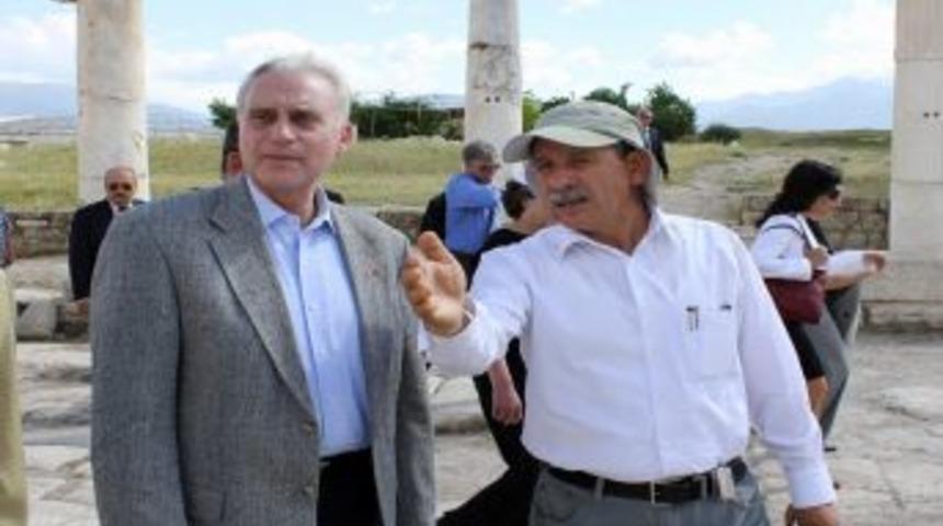 Abd B&uuml;y&uuml;kel&ccedil;isi Francıs Rıccıardone Antik Laodikya Kentini Gezdi