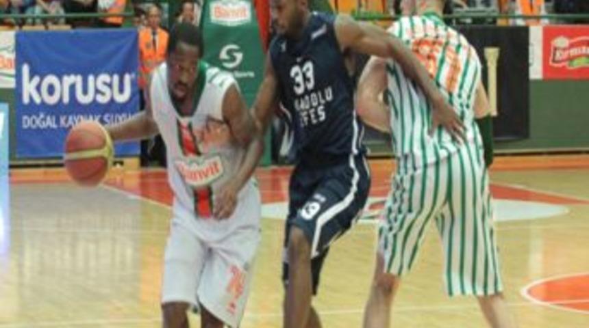 Anadolu Efes'i 68-66 Yenen Banvit Seride 1-0 &Ouml;ne Ge&ccedil;ti