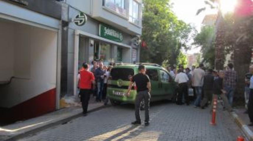 Otoparktan &Ccedil;ıkan Otomobil Yaşlı Kadını Ezdi