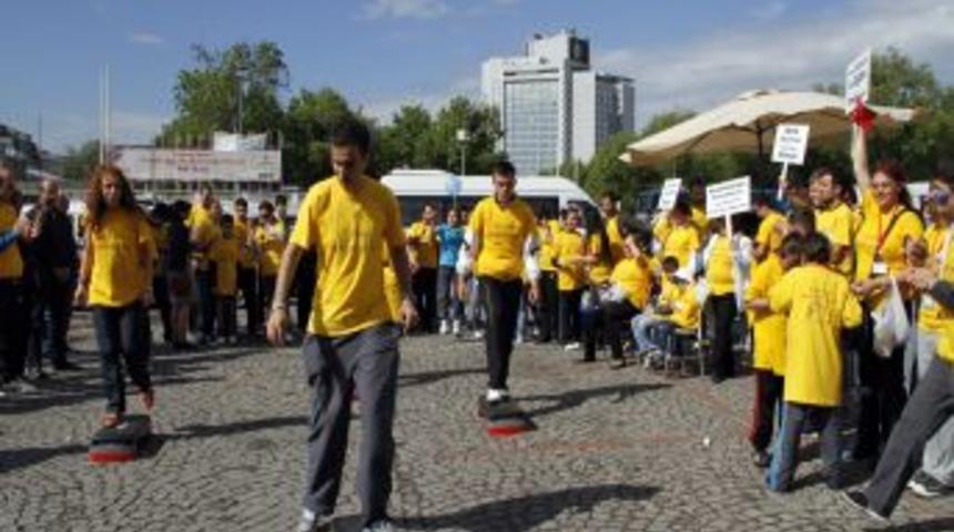 "otizm'de Farkındalık" Etkinliği Renkli G&ouml;r&uuml;nt&uuml;lere Sahne Oldu