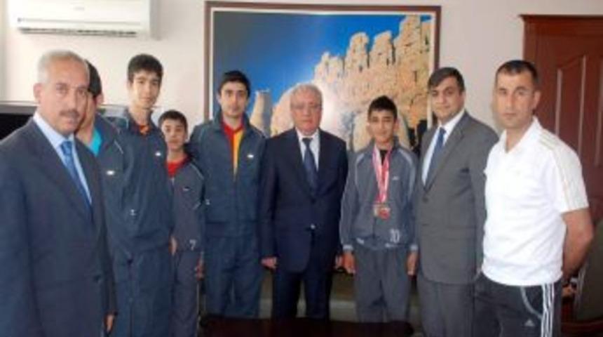 Vali Sodan'dan Masa Tenisi B&ouml;lge Birincilerine &Ouml;d&uuml;l